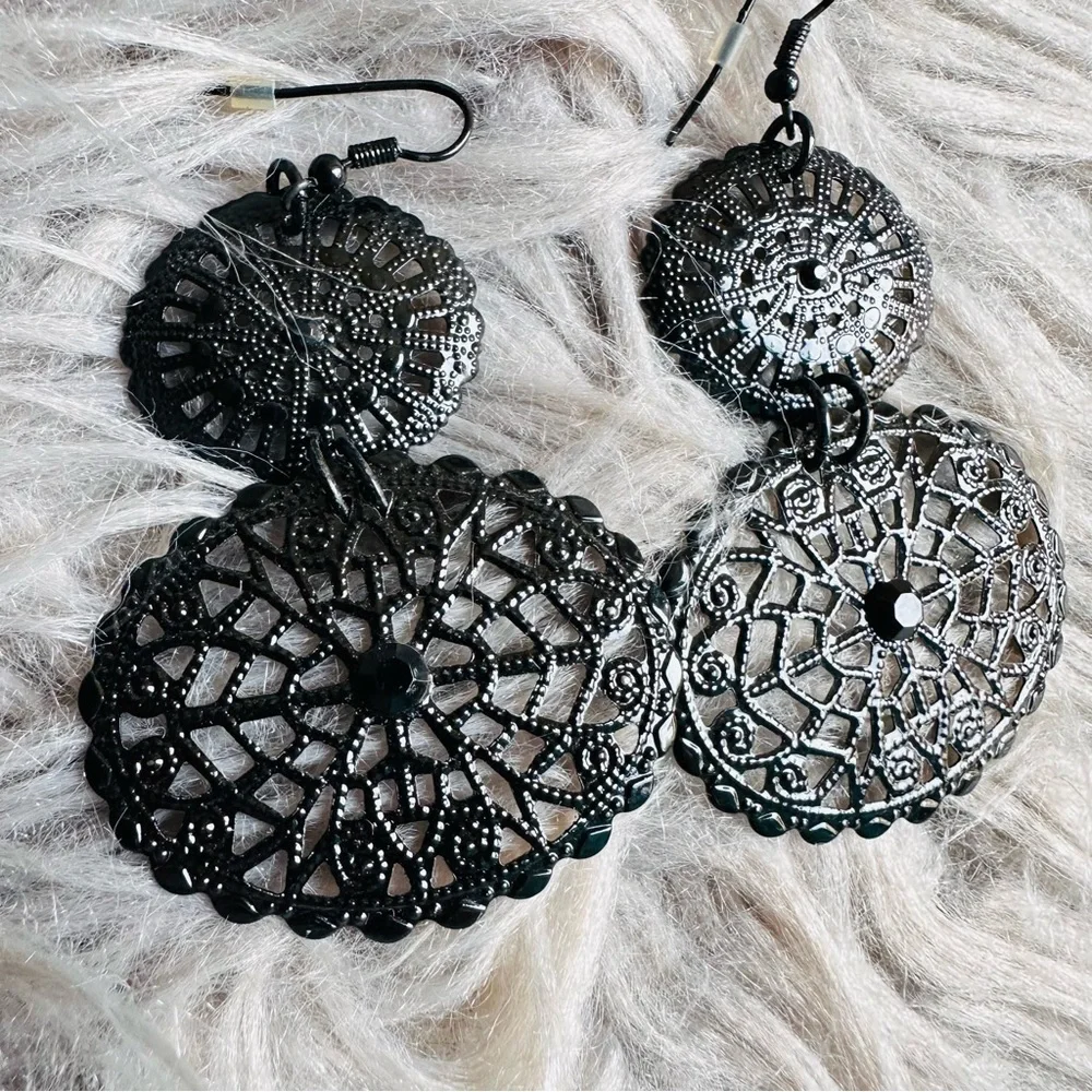 Set of two black earrings